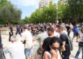Protestuesit thyejnë xhamat e një makine policie me gurë dhe gardhe metalike (FOTO)