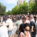 Protestuesit thyejnë xhamat e një makine policie me gurë dhe gardhe metalike (FOTO)