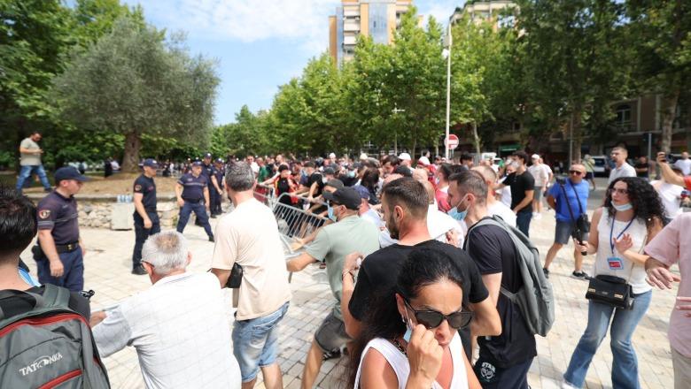 Protestuesit thyejnë xhamat e një makine policie me gurë dhe gardhe metalike  FOTO 
