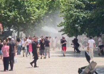 Protesta te Kuvendi, Komiteti Shqiptar i Helsinkit: Individë të caktuar kryen akte dhune, shqetësues përdorimi i forcës nga policia