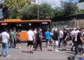 Protestuesit sulmojnë me vezë urbanin me pasagjerë