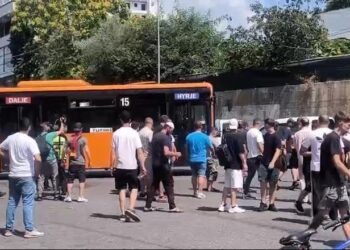 VIDEO/ Protestuesit sulmojnë me vezë urbanin me pasagjerë