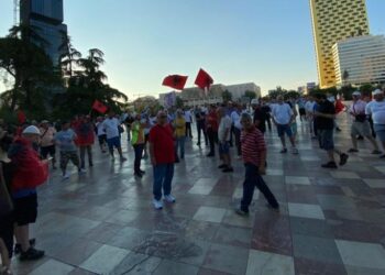 34 ditë protestë në Tiranë, nis marshimi i qytetarëve drejt Kryeministrisë