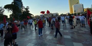 34 ditë protestë në Tiranë, nis marshimi i qytetarëve drejt Kryeministrisë