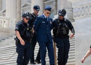 Pa akte dhune, Uashingtoni kërkon shkarkimin e Trump! Arrestohet në Capitol Hill majori i Forcave Ajrore Amerikane