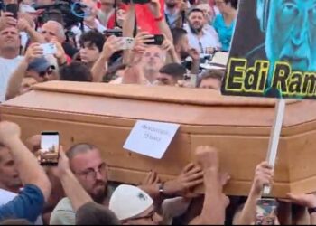 Debat për protestat/ Analisti kritikon simbolin e arkivolit, Kalemaj i përgjigjet me shembuj nga Europa