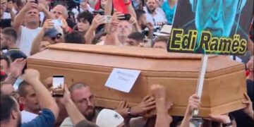Debat për protestat/ Analisti kritikon simbolin e arkivolit, Kalemaj i përgjigjet me shembuj nga Europa