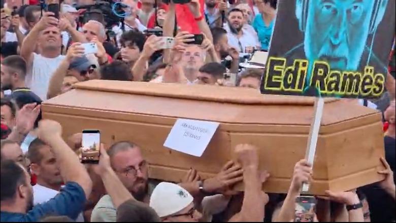 Debat për protestat  Analisti kritikon simbolin e arkivolit  Kalemaj i përgjigjet me shembuj nga Europa