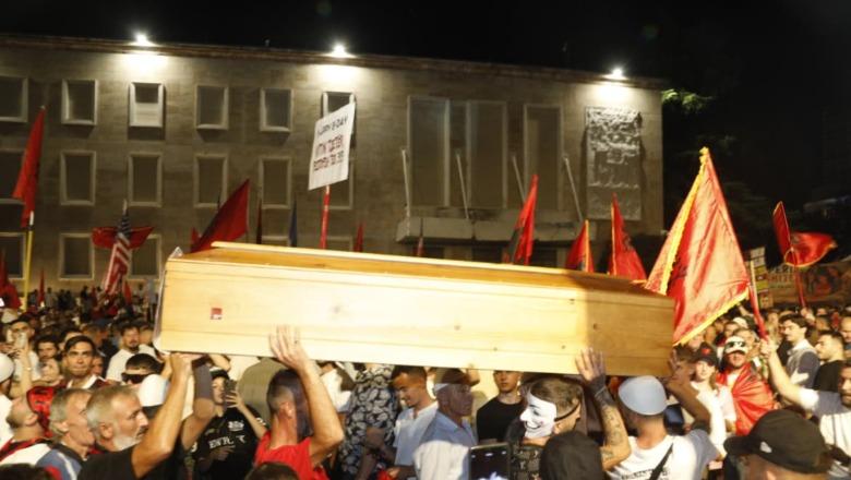 Dhuna  arkivoli dhe vajtojcat   çmendina  që ndoti protestën