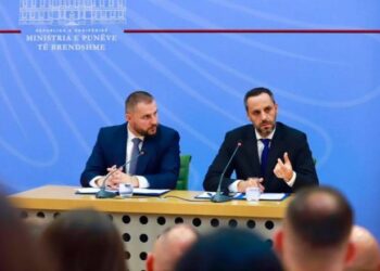 Lamallari mbledh drejtuesit e AMP-së, thekson luftën kundër korrupsionit në polici si prioritet të panegociueshëm