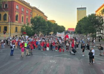 Protesta e 38-të në Tiranë, qytetarët kërkojnë largimin e Ramës dhe Berishës nga skena politike