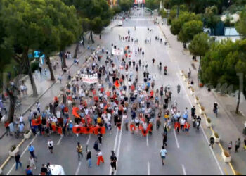 Dita e 39-ë e protestës, qytetarët mblidhen në shesh, kërkojnë dorëheqjen e kryeministrit Rama