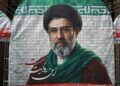 Analiza: Çfarë tregon për Republikën e re Islamike mungesa e Mojtaba Khameneit në varrimin e të atit?