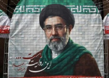 Analiza: Çfarë tregon për Republikën e re Islamike mungesa e Mojtaba Khameneit në varrimin e të atit?