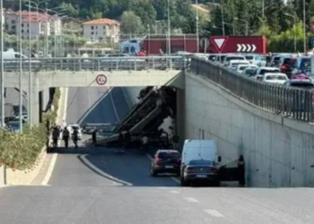 FOTO / Aksident i rëndë tek rrethi i TEG-ut, betonieria bie nga lartësia mbi autostradë