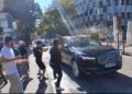 VIDEO/ Mbyllet seanca plenare! Protestuesit qëllojnë makinat e deputetëve me vezë