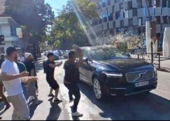 VIDEO/ Mbyllet seanca plenare! Protestuesit qëllojnë makinat e deputetëve me vezë