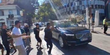 VIDEO/ Mbyllet seanca plenare! Protestuesit qëllojnë makinat e deputetëve me vezë