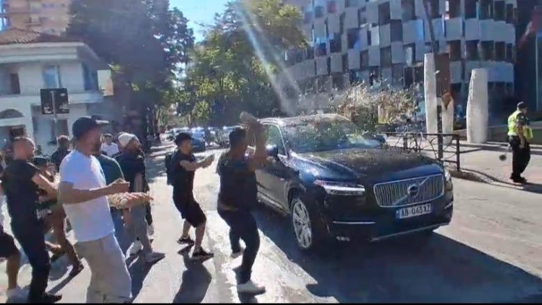 VIDEO  Mbyllet seanca plenare  Protestuesit qëllojnë makinat e deputetëve me vezë