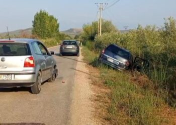 Aksident i dyfishtë në Fier/ Mjeti me targa italiane përfundon në kanal, shkak parakalimi i gabuar