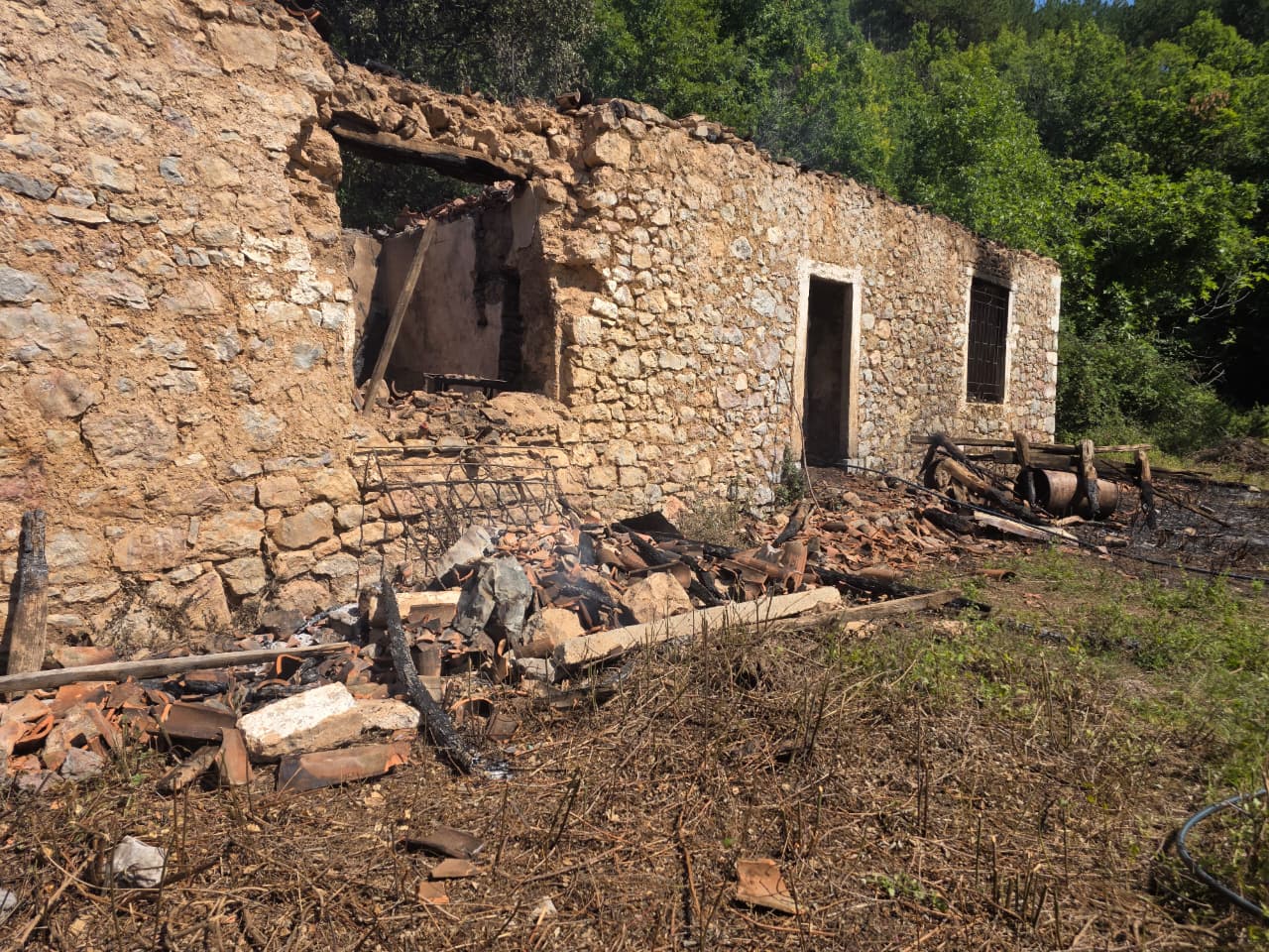 Detajet e reja nga tragjedia në Postribë të Shkodrës  Trupat u zbuluan nën rrënojat e banesës së djegur  familja sapo ishte kthyer nga Gjermania