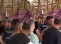 VIDEO / Protestuesit dhunojnë deputetët në kafe, ndërhyn Policia, 5 të arrestuar!