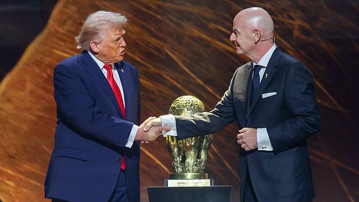 Infantino dhe Trump  marrëdhënia e rrezikshme që po  trondit  futbollin