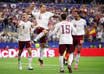 Spanja gjunjëzon Francën e Mbappes në Dallas dhe bëhet finalistja e parë e Botërorit