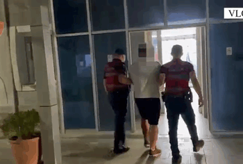 Qarkullonte me armë dhe me radio si ajo e policisë, arrestohet 32-vjeçari në Vlorë (EMRI)