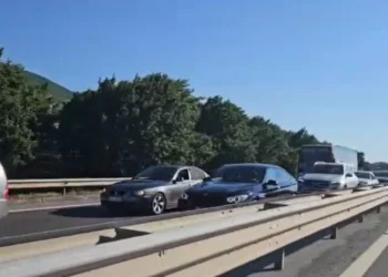Vijon radha kilometrike e mjeteve në Morinë, qytetarët presin në temperatura të larta të kalojnë kufirin