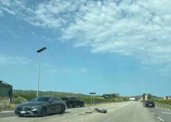 Aksident i trefishtë në aksin Peqin-Elbasan, lëndohen dy persona