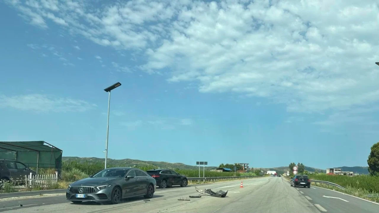 Aksident i trefishtë në aksin Peqin Elbasan  lëndohen dy persona