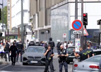 Terrori në Paris! Sulmoi me thika tre gra në rrugë, 31-vjeçari: Më urdhëroi Allahu ta bëj!