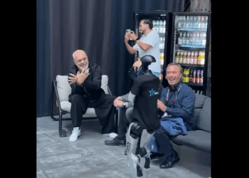 VIDEO/ Rama i mëson robotit në Gjermani të bëjë shqiponjën dykrenare!