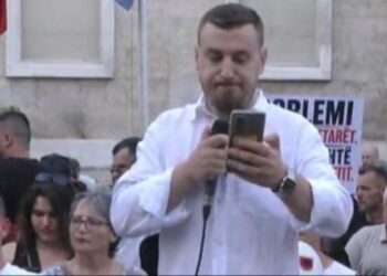 Gazetari Muka në protestë: Jam mandatuar nga Grupi Koordinues! Rama jep dorëheqjen! Na rrahën rojet e Ulsi Manjës