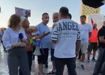 U vendosi ngjitës kamerave, ky është protestuesi që sulmon gazetarët (FOTO)