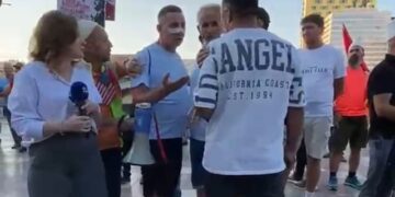 U vendosi ngjitës kamerave, ky është protestuesi që sulmon gazetarët (FOTO)