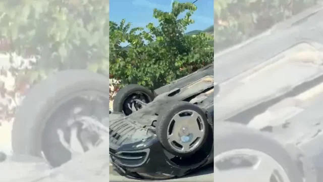 Aksident i frikshëm në Memaliaj  makina del nga rruga dhe përmbyset