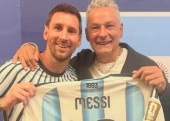 Leo Messi i dhuron fanelën Roberto Baggios, pas fitores së Argjentinës ndaj Zvicrës