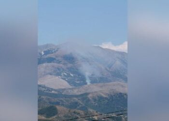 Bie zjarr pranë fshatrave Zminec e Karroq në Finiq, terreni i vështirë pengon ndërhyrjen e zjarrfikësve