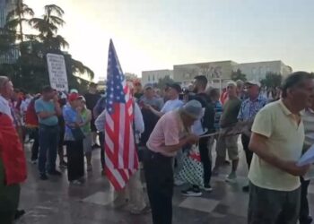 Sot protesta e 45-të/ Qytetarët mblidhen në sheshin “Skënderbej”: Rama, jepe dorëheqjen!