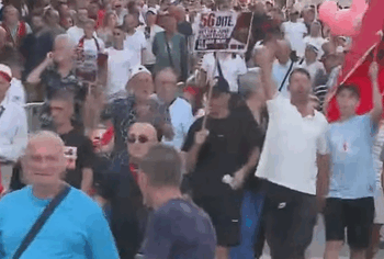 “Pa rini nuk ka Shqipëri”/ Qytetarët nisin marshimin drejt Kryeministrisë në ditën e 56-ë të protestës