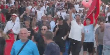“Pa rini nuk ka Shqipëri”/ Qytetarët nisin marshimin drejt Kryeministrisë në ditën e 56-ë të protestës