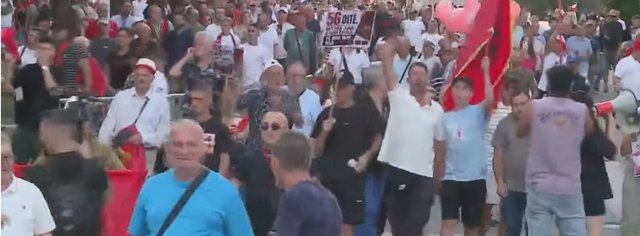  Pa rini nuk ka Shqipëri   Qytetarët nisin marshimin drejt Kryeministrisë në ditën e 56 ë të protestës