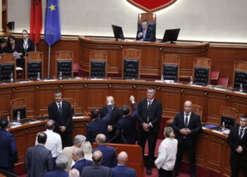 Kaosi vazhdon në Kuvend, opozita nuk lëshon foltoren! Peleshi: Respektoni rregulloren, seanca ndërpritet sërish!