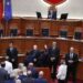Kaosi vazhdon në Kuvend, opozita nuk lëshon foltoren! Peleshi: Respektoni rregulloren, seanca ndërpritet sërish!