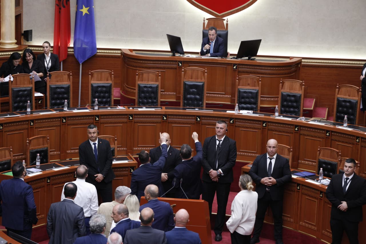 Kaosi vazhdon në Kuvend  opozita nuk lëshon foltoren  Peleshi  Respektoni rregulloren  seanca ndërpritet sërish 