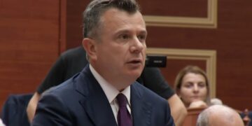 Dy ndërprerje në Kuvend, Balla kërkon shtyrjen e raportimeve të institucioneve për seancën e ardhshme