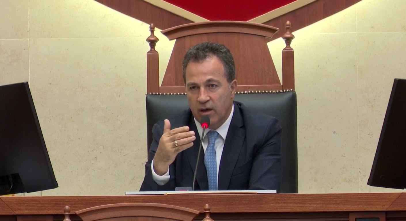 Përplasja për Avokatin e Popullit  Shtyhet seanca për të enjten  Peleshi  S mund të bllokosh Kuvendin se s të pëlqen dikush