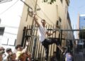 Protestuesi vijon me tensionet edhe pas lirimit, ngjitet në kangjella dhe hedh vezë drejt Komisariatit nr.3